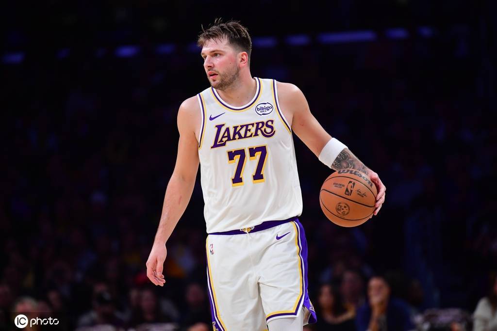 东契奇单节再轰20+平老詹 罕见暴怒头顶挑事小菜鸟